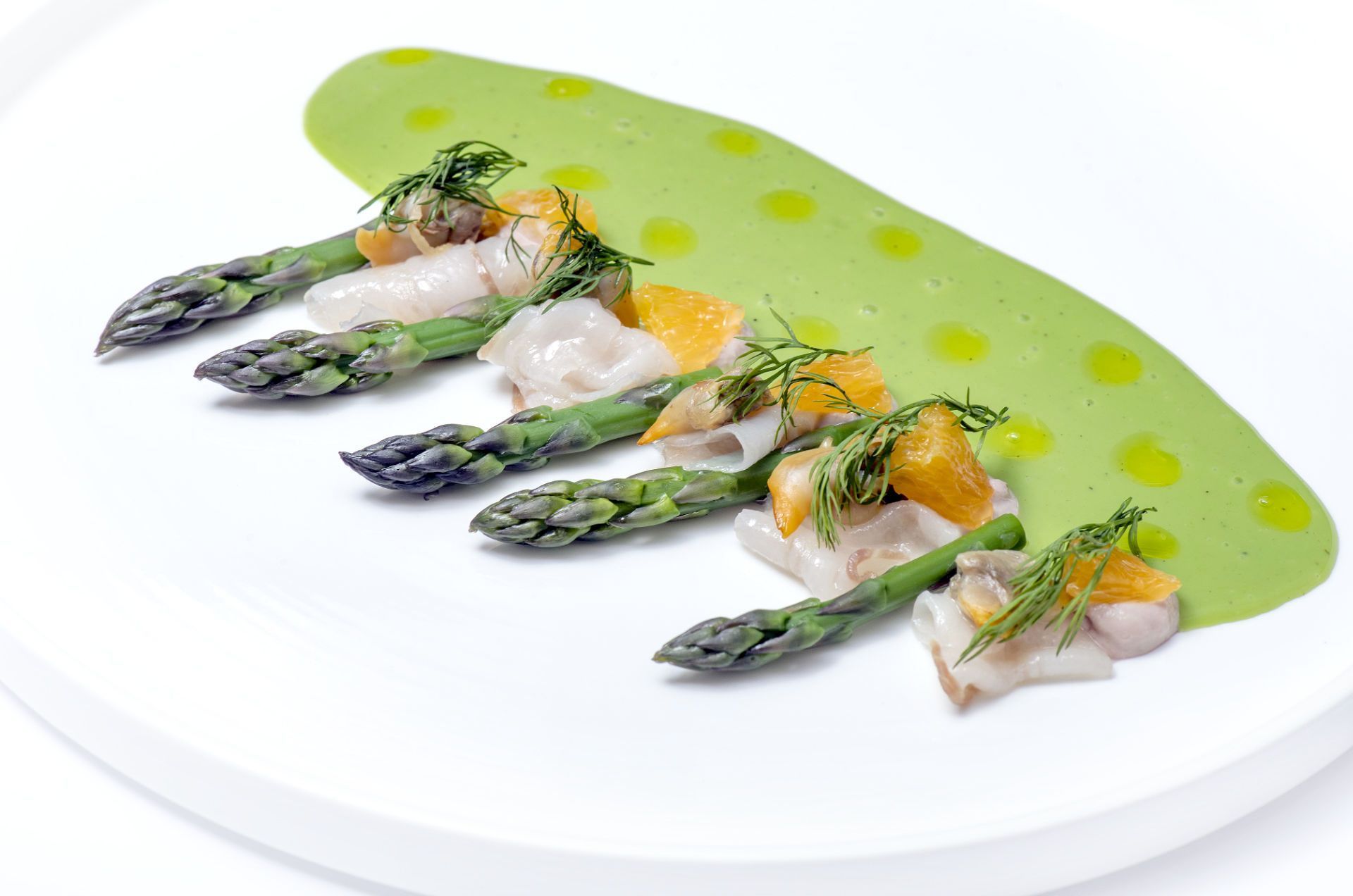 Escabeche de espárrago verde con sus yemas