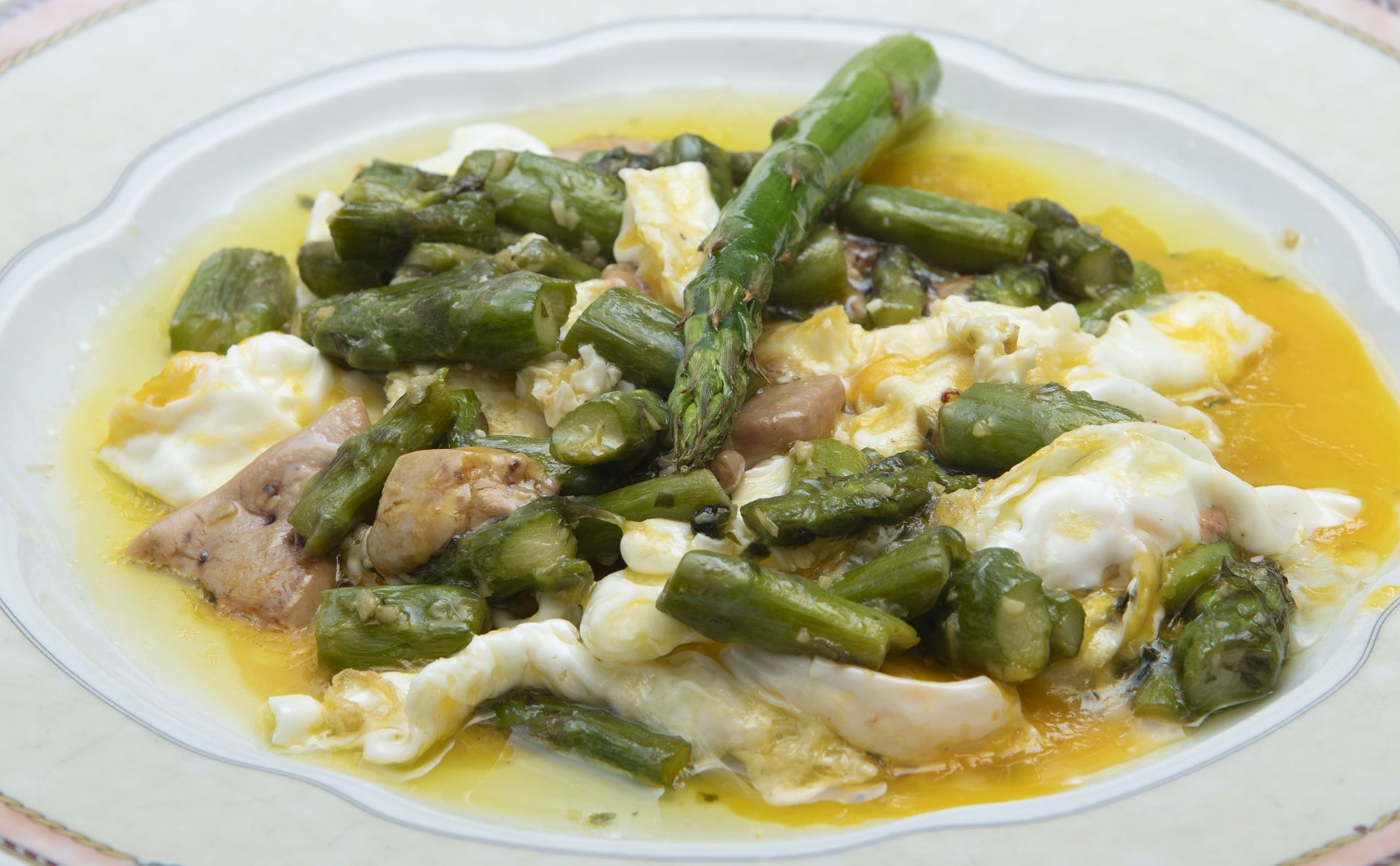 Receta de espárragos verdes con huevos de corral