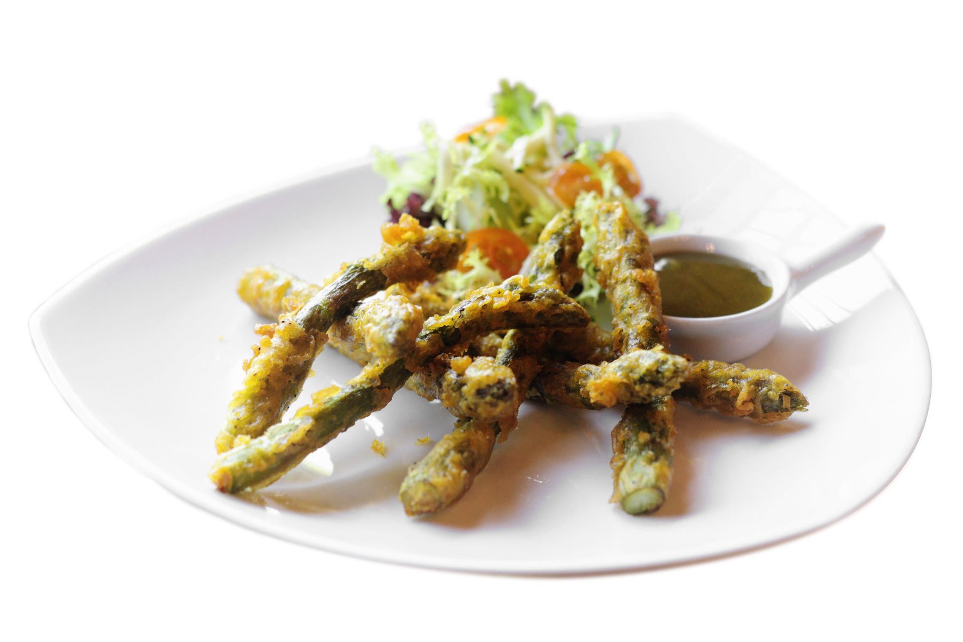 Espárragos en tempura con salsa de ajo negro